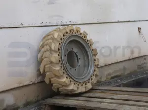 Non-marking tire + rim, foamed, RH