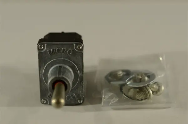 Toggle switch, (ON)-OFF-(ON), DPDT