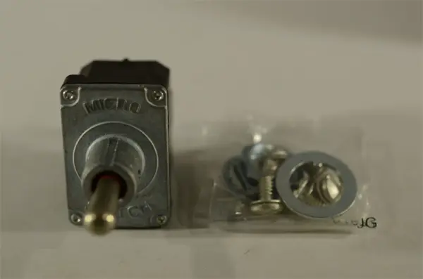 Toggle switch, ON-OFF-ON, DPDT