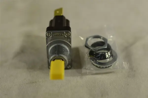 Toggle switch, OFF-ON, SPDT